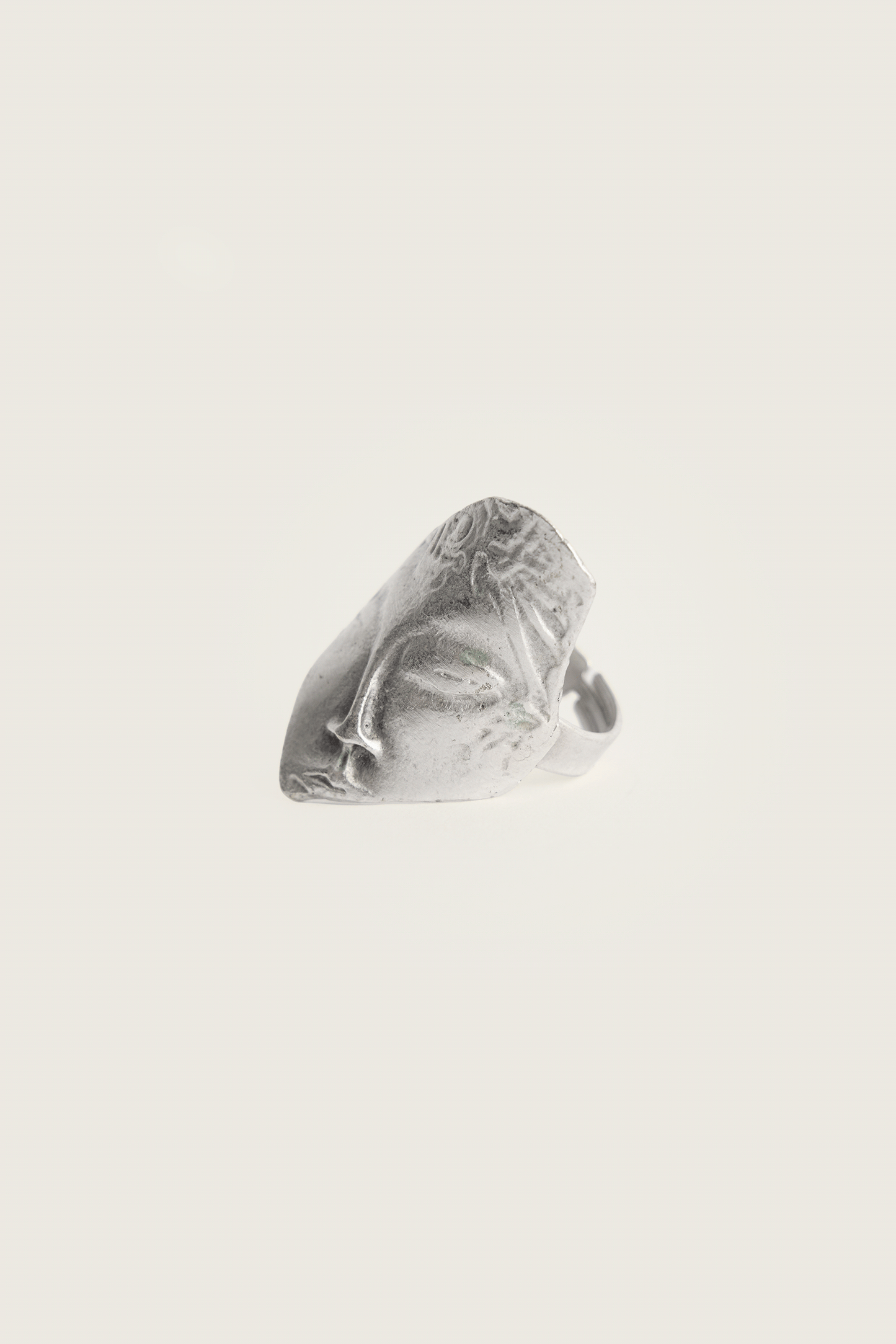RIVEN RING